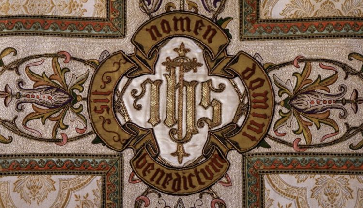 Os paramentos litúrgicos deveriam ser mais simples